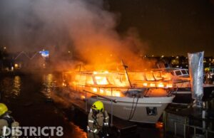 Plezierboten vallen ten prooi aan vlammenzee Prinsemolenpad Rotterdam