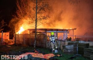 Tuinhuisje volledig afgebrand Schiedamsedijk Schiedam