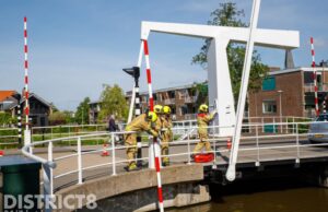 Slagboom dreigt om te vallen Hofsingelbrug Kerkweg Maasland