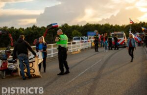 Politie grijpt in nadat demonstranten opnieuw brug bezetten A4 Den Hoorn