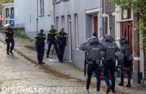 Massale inzet politie en Dienst Speciale Interventies (DSI) Oude Sluis Schiedam