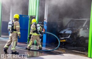 Bestelbussen uitgebrand in loods Kleinpolderplein Rotterdam