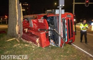 Hoogwerker brandweer kantelt tijdens spoedrit Kanaalweg Capelle a/d IJssel