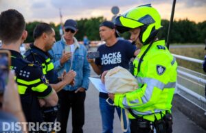 Burgemeester beëindigt vlaggenprotest op viaduct A4 Den Hoorn