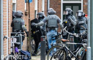Arrestatieteam houdt verdachte aan in woning Van Beverenstraat Schiedam