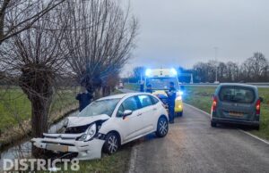 Automobiliste gewond na botsing tegen boom Parallelweg Maasland