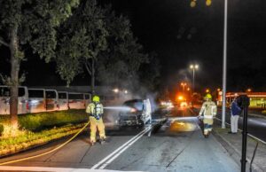Bestelbusje vliegt tijdens het rijden in brand Coldenhovelaan Maasdijk