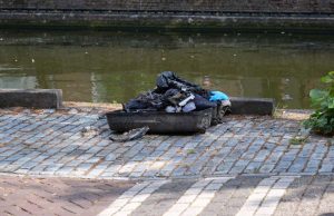 Hulpdiensten rukken uit voor onbeheerde koffer langs het water Uilebomen Den Haag