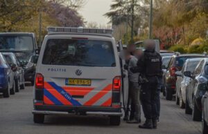 Politie valt samen met de TPE een woning binnen Lijsterlaan Maassluis