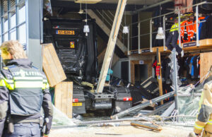 Vrachtwagen rijdt bedrijfspand binnen Honderdland Maasdijk