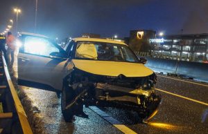 Auto klapt op vangrail op A20 Maasdijk
