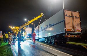 Vrachtwagen verliest trailer Honderdland Maasdijk