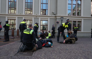 Demonstranten ‘Extinction Rebellion’ blokkeren ingang Binnenhof Den Haag