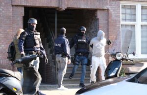 Acht aanhoudingen bij inval in woning Spaarnestraat Den Haag