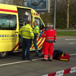 Touringcar schept fietser in Hoogvliet