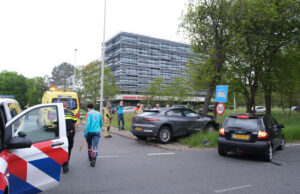 Schade na aanrijding tussen twee personenauto’s Professor B.M. Teldersweg Den Haag