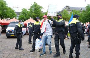 Politie arresteert 37 demonstranten na weigeren verlaten Plein Den Haag