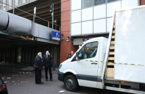 Bakwagen botst tegen brug Zwarteweg Den Haag
