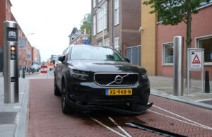Auto knalt tegen poller en raakt beschadigd Hoefkade Den Haag