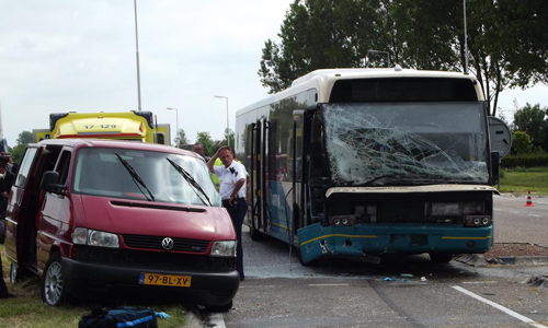 10 juni Meerdere gewonden na aanrijding busje met lijnbus Hellevoetsluis