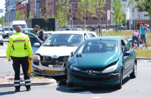 Schade na aanrijding tussen twee auto’s Zonweg Den Haag