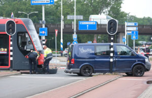 Busje komt in botsing met tram Plesmanweg Den Haag