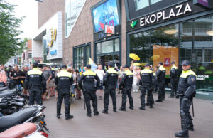 Onaangekondigde protesten in Den Haag; politie deelt klappen uit