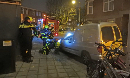 28 december Brandweer blust beginnende autobrand en brandende fietsen Kempstraat Den Haag