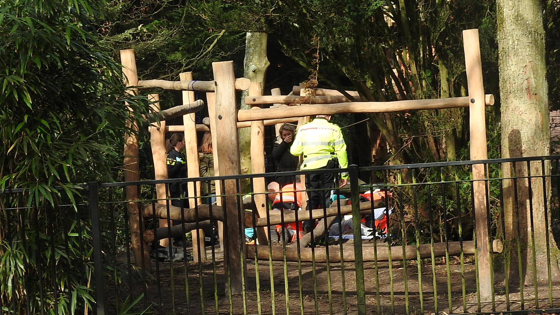 21 maart Traumahelikopter vliegt uit voor een val van een klimrek Buurtweg Wassenaar