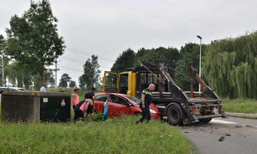19 augustus Flinke schade na ongeluk tussen auto en vrachtwagen Scheglaan Zoetermeer