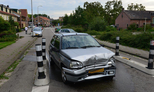 11 augustus Flinke schade bij aanrijding tussen twee voertuigen Schoolstraat Zoetermeer