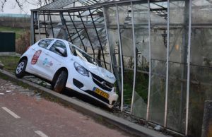 15 december Dronken automobilist raakt van de weg en belandt tegen kas Molenlaan Pijnacker