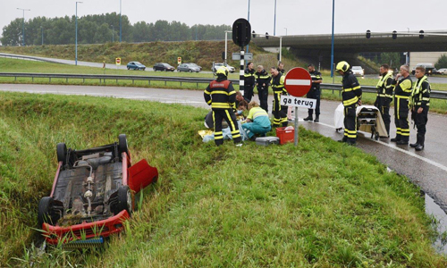 2 augustus Personenauto beland ondersteboven in greppel Prinses Maximaplein Zoetermeer