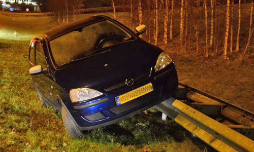 8 februari Alcomobilist raakt van weghelft en komt tot stilstand op vangrail Australïeweg Zoetermeer