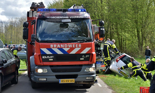 17 april Auto dreigt water in te vallen Oudeweg Nootdorp