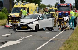 Auto knalt tegen lichtmast Zuidweg Zoetermeer