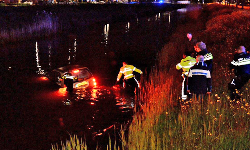 30 april Man door agenten uit water gered Juweellaan Zoetermeer