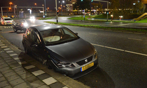 26 november Auto vliegt uit de bocht, geen gewonden Zuidweg Zoetermeer