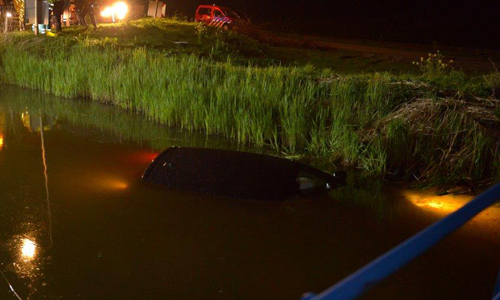 14 april Hulpdiensten rukken uit voor voertuig te water Heulslootweg Bleiswijk