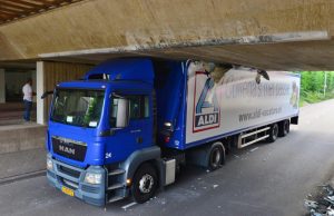 Vrachtwagenchauffeur rijdt zich klem onder viaduct Parkdreef Zoetermeer