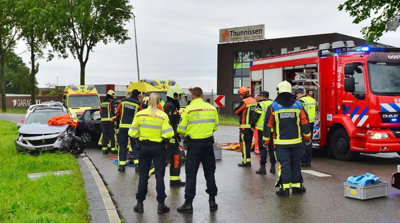 Drie gewonden bij flink ongeval N209 Benthuizen