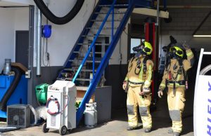 Brandweer blust brand in spouwmuur van bedrijfspand Stephensonstraat Zoetermeer