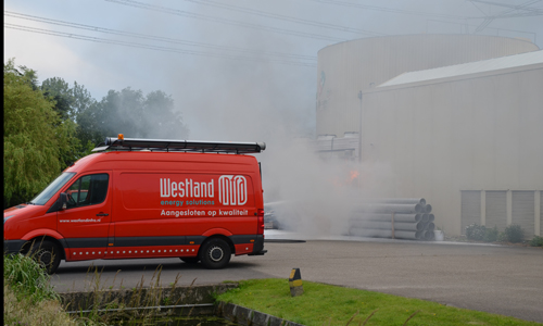 5 juni Flinke vlammenzee bij brand in stroomverdeelstation Vlietweg Naaldwijk
