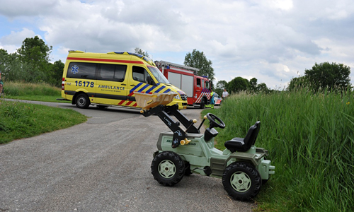 24 mei Duikers zoeken in het water na aantreffen kinderspeelgoed Warmond