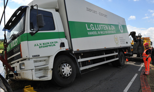 5 juni Vrachtwagen raak te water Boskoop