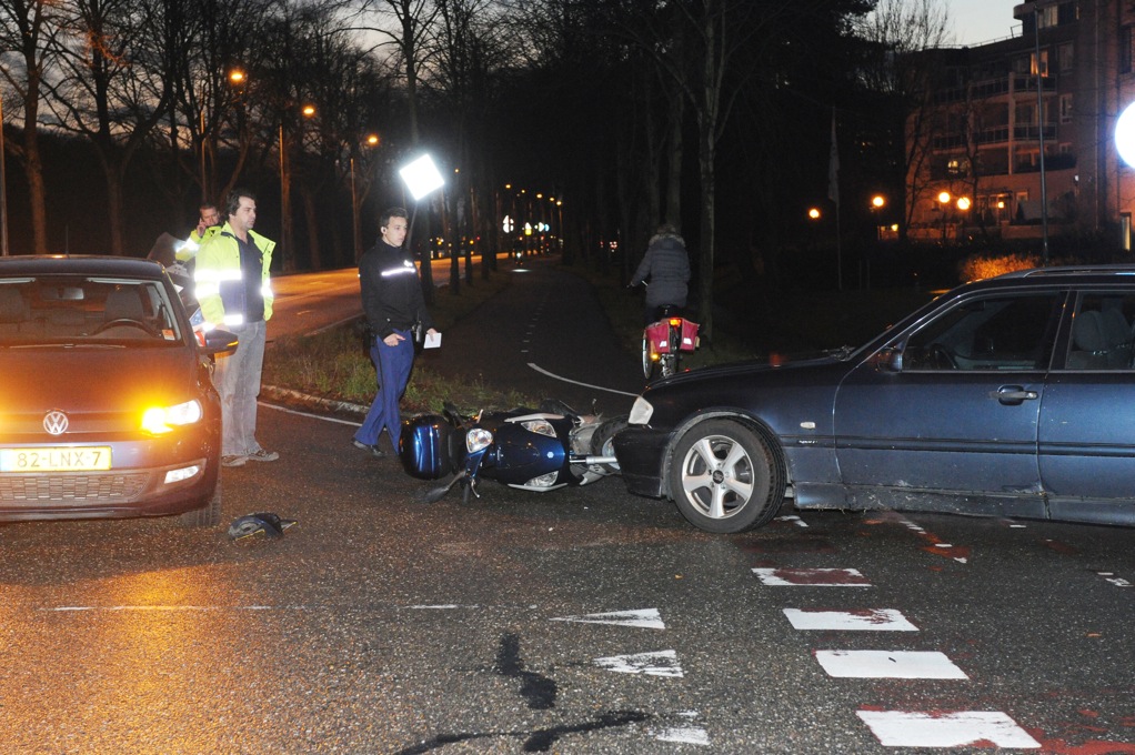 4 december Scooterrijder gewond na aanrijding met auto