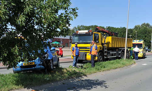 4 augustus Auto botst tegen boom Willem Alexanderlaan Leiderdorp