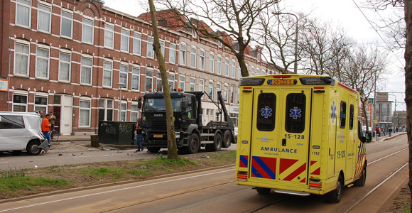 Aanrijding auto versus vrachtwagen