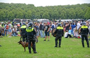 Politie grijpt in bij demonstatie ‘Viruswaarzin’ Malieveld Den Haag