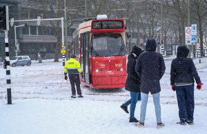 Tram 16 ontspoort door sneeuw op Korte Voorhout Den Haag